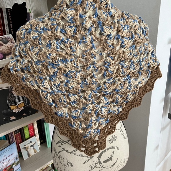 Lovely Hand Crocheted Shawl NWOT - Picture 5 of 10